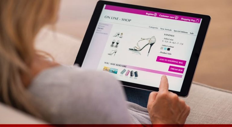 mulher comprando em um e-commerce