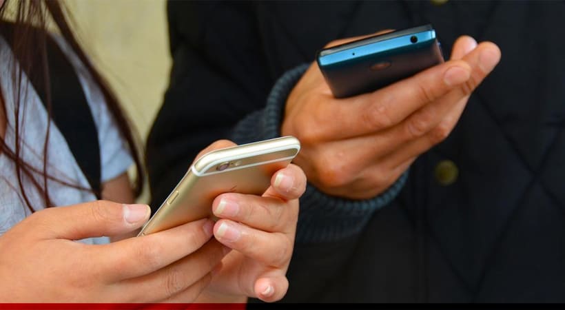 pessoas-usando-o-celular-para-pesquisa-online Pessoas pesquisando no ChatGPT