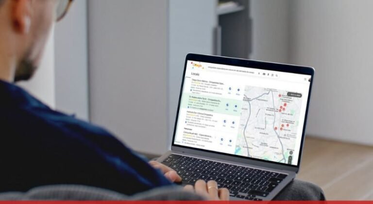 Map Pack: Como Destacar Sua Clínica no Google Maps Computador mostrando tela do Google Maps com Map Pack de clínicas de saúde locais