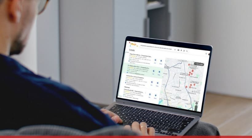 Computador mostrando tela do Google Maps com Map Pack de clínicas de saúde locais