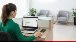 Secretaria usando o WhatsApp Business na recepção da clínica